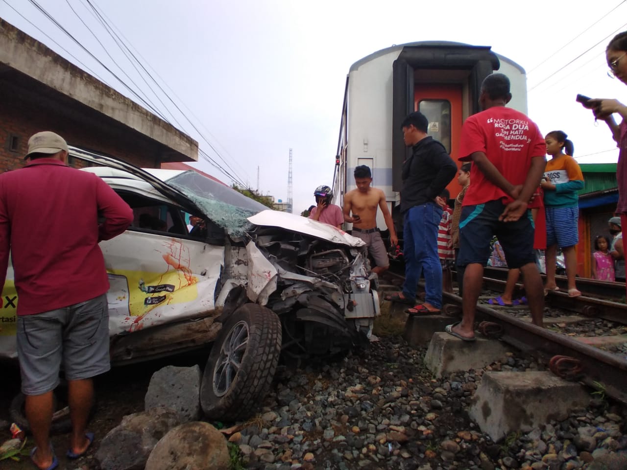 Kecelakaan KA Sibinuang relasi Padang - Naras oleh mobil di Padang, Minggu (15/11)